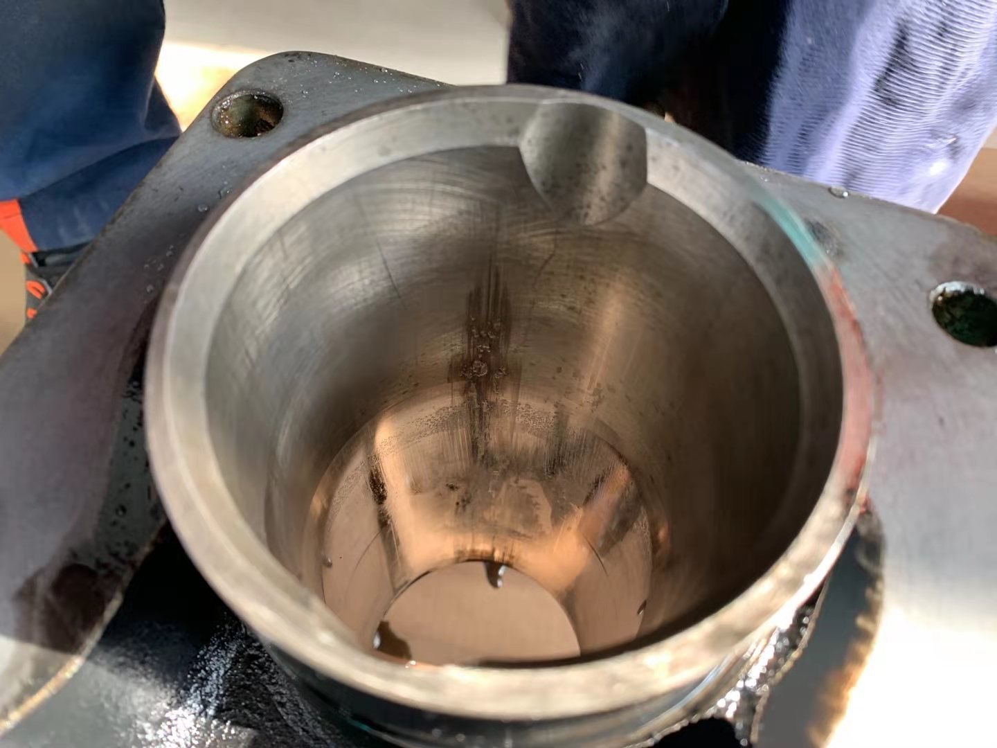 华北某炼厂化验中心十六烷值机飞车检修拆检